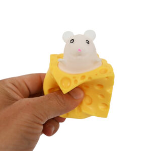 Забавна детска играчка мишка изкачаща от сирене