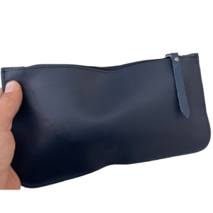 Елегантен козметичен несесер от кожа в син цвят